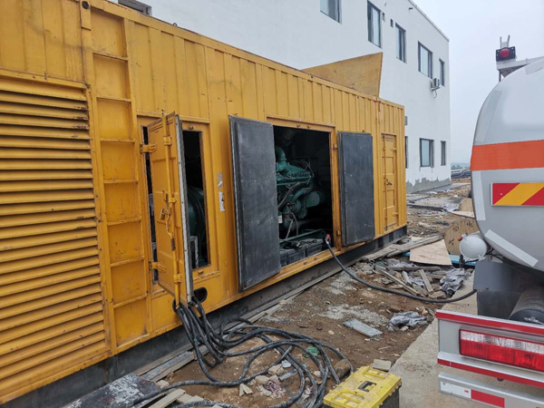 阳明如何在发电机出租合同中约定设备的维修和保养责任？